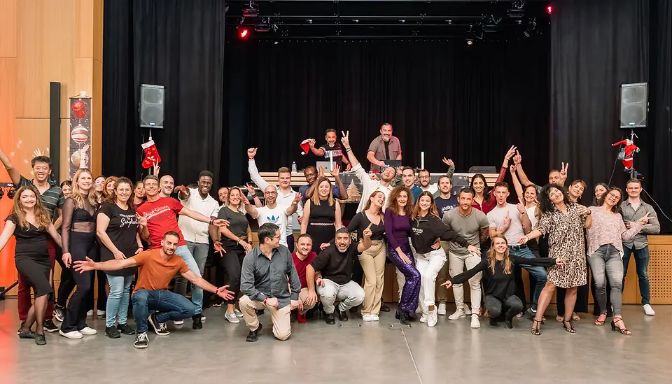 Photo de groupe de la Winter Edition 2024 : une soixantaine de personnes devant la scène, le DJ derrière les platines.